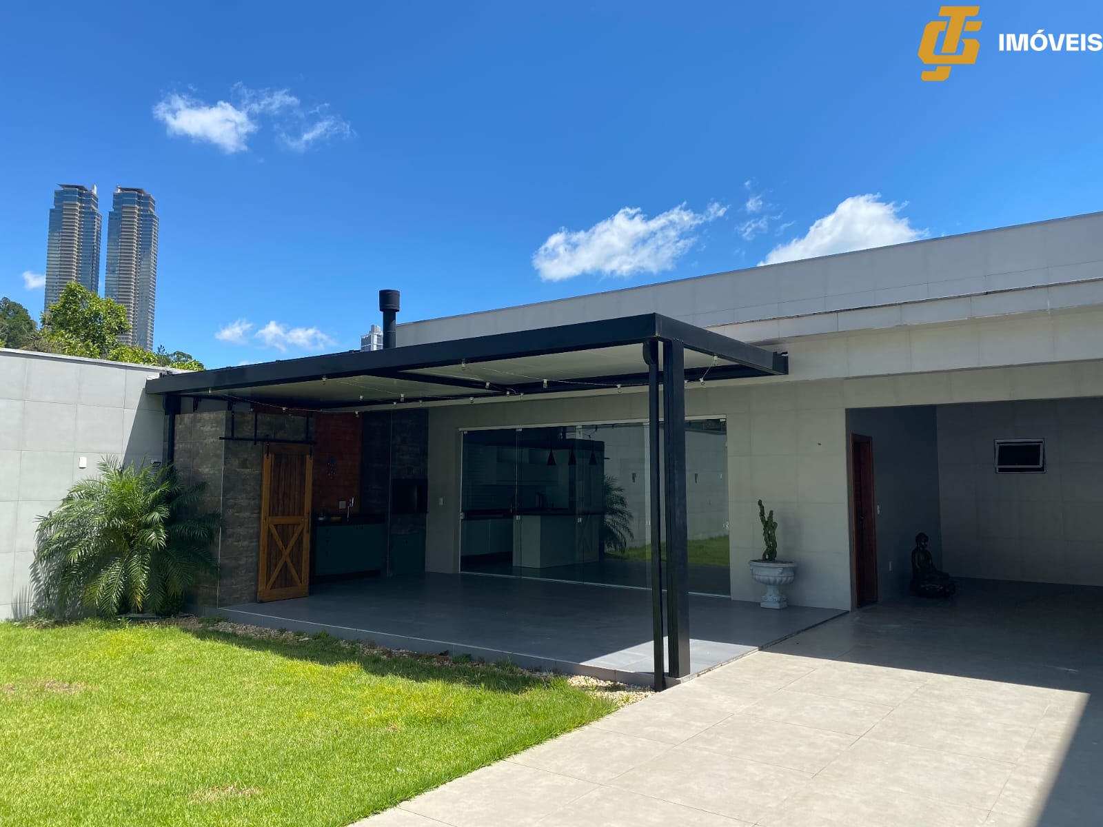 Casa à venda com 3 quartos, 234m² - Foto 1