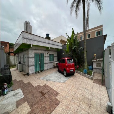 Casa com Terreno Amplo no Bairro dos Municípios, Balneário Camboriú