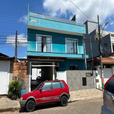 Casa com 2 Dormitórios, 2 Kitnets e 1 apto