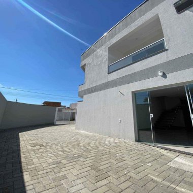 Sobrado com 2 Suítes e Amplo Espaço Externo