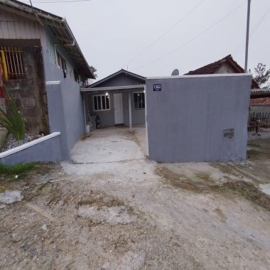 Casa com 3 Dormitórios e Amplo Pátio