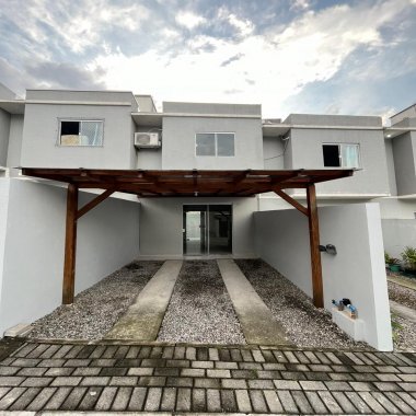 Casa Geminada à Venda no Bairro Espinheiros, Itajaí