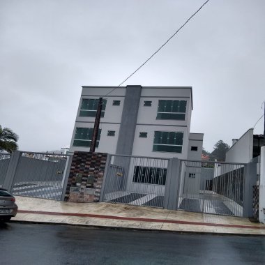 SOBRADO GEMINADO TRIPLEX – 3 SUÍTES – ARIRIBÁ