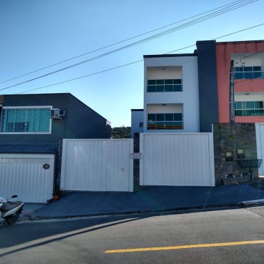 SOBRADO GEMINADO TRIPLEX – 3 SUÍTES – ARIRIBÁ