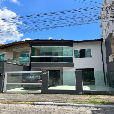 🏡 Sobrado Mobiliado no Centro de Camboriú – Oportunidade!