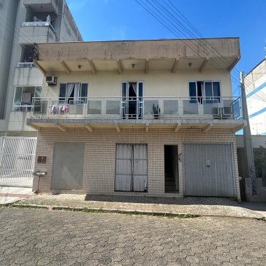 Casa com 3 Quartos e Sala Comercial bairro Monte Alegre em Camboriú